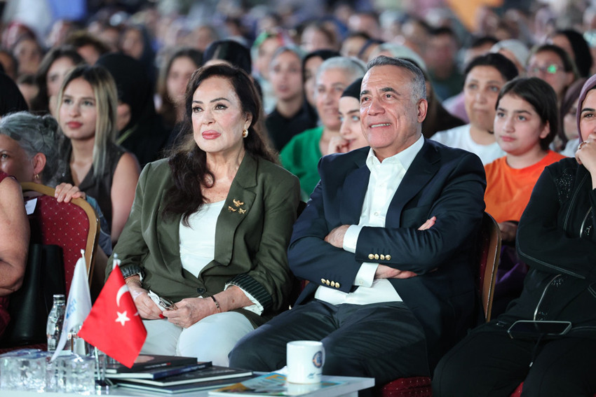 Sultangazi’de nostalji rüzgârı: Türkan Şoray sevenleriyle buluştu - Resim : 2