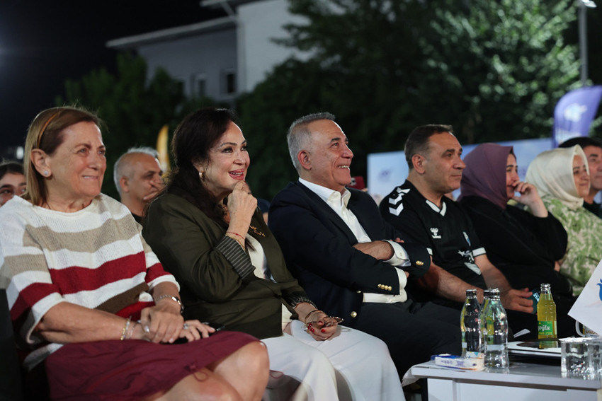 Sultangazi’de nostalji rüzgârı: Türkan Şoray sevenleriyle buluştu - Resim : 3