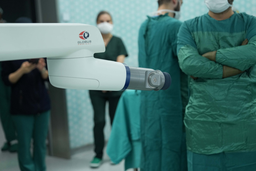 Türkiye’de bir ilk! Parkinson tedavisinde robotik beyin pili ameliyatı yapıldı - Resim : 1