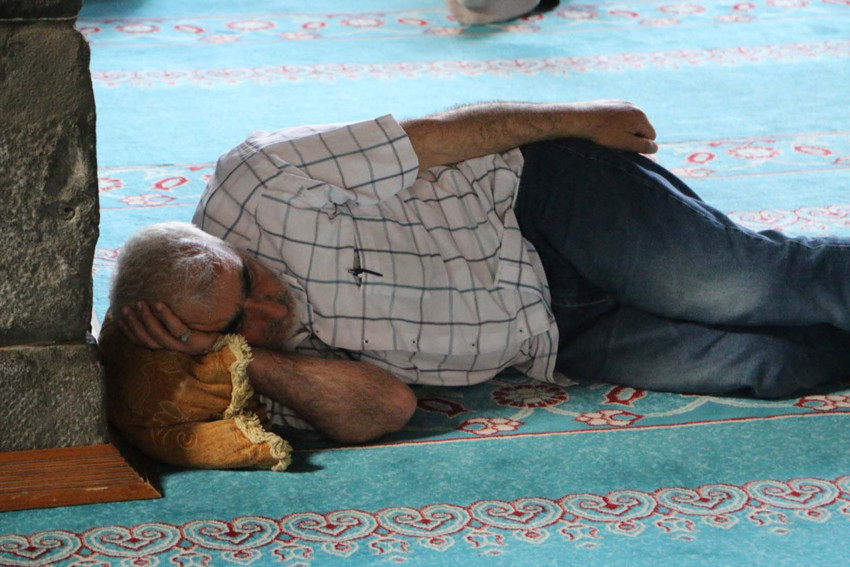 Diyarbakır’da sıcak hava bunalttı! Serinlemek için camiye sığındılar - Resim : 1