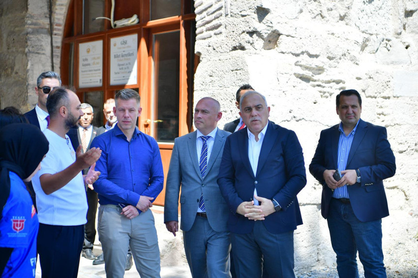 Macaristan Başbakanı Yedikule Hisarı'na gitti! Tarihi hisardaki gizli çalışmaları yerinde inceledi - Resim : 1