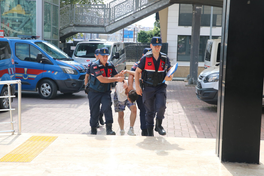 Antalya'da akıllara durgunluk veren olay! Markette hırsızlık yaptı, 10 yaşındaki çocuğun içinde olduğu arabayı kaçırdı! - Resim : 4