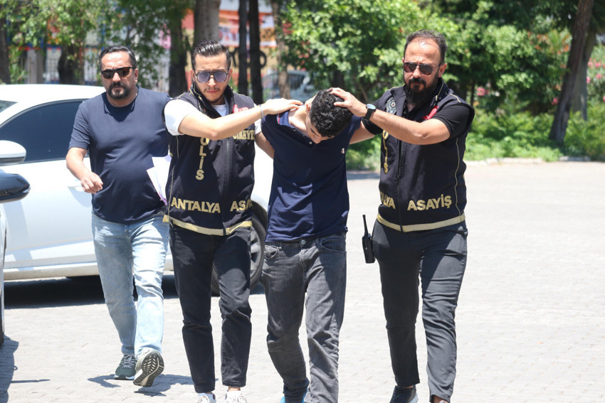 Antalya'da akılalmaz olay! 'İçlerine şeytan girdi' diyerek iki ablasına saldırdı - Resim : 3