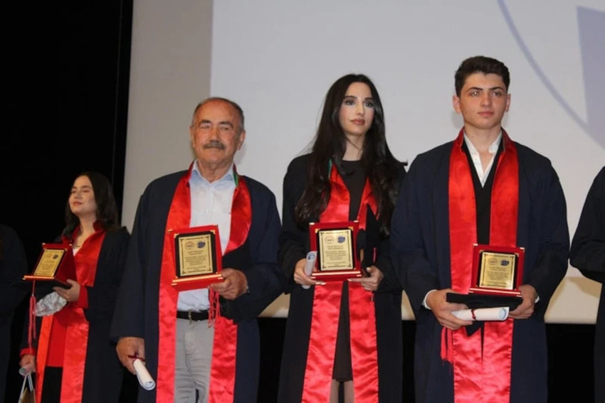 "Öğrenmenin yaşı yok" dedirtti! 79 yaşında avukat oldu - Resim : 1
