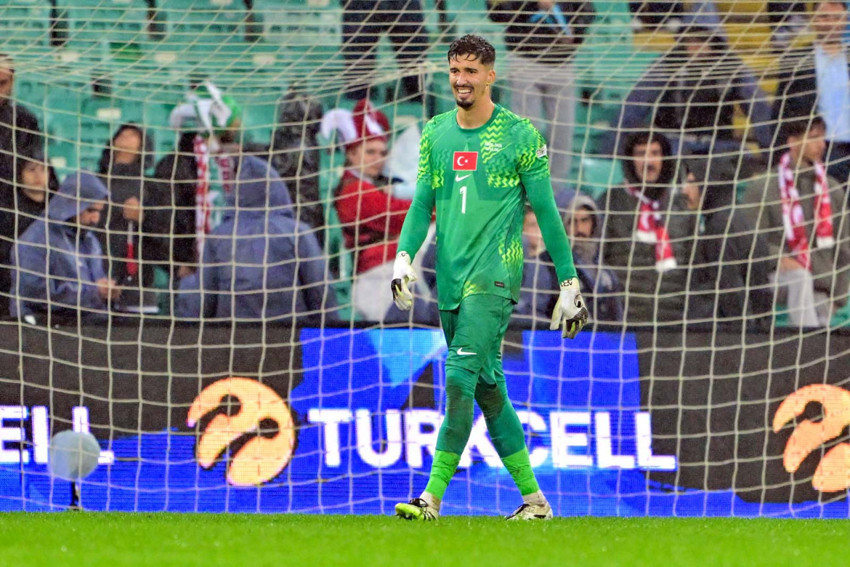 Milli futbolcuya şok tepki! Top ayağına her geldiğinde ıslıklandı! - Resim : 1