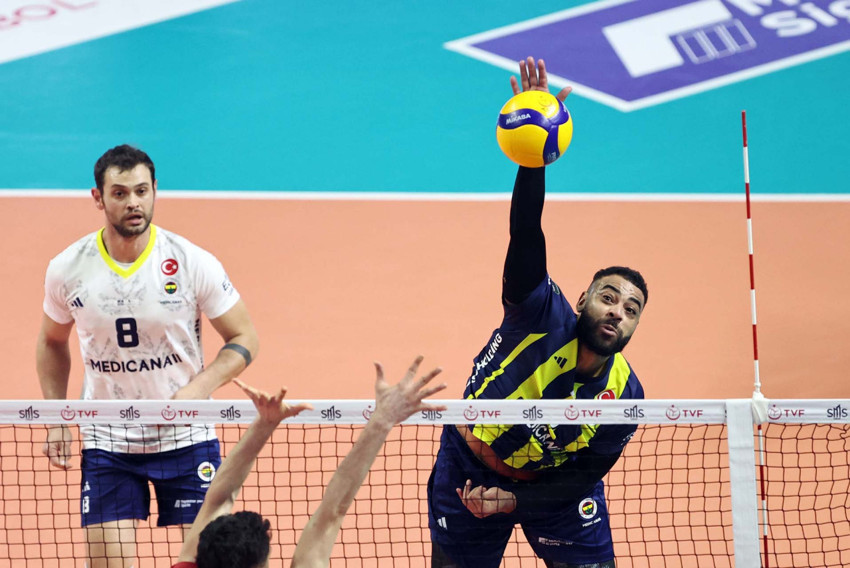 Voleybolda kıran kırana derbi! Galatasaray, Fenerbahçe’yi devirdi - Resim : 1