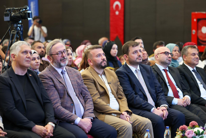 Arnavutköy’de gençlerin gurur günü: Yeni Medya Akademi mezunlarını verdi - Resim : 2