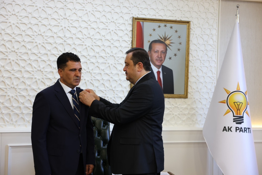 YRP'den istifa eden 25 isim AK Parti saflarında: Rozetleri takıldı - Resim : 1