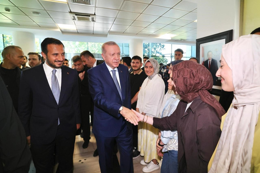 Cumhurbaşkanı Erdoğan, AK Parti İstanbul İl Başkanlığını ziyaret etti - Resim : 1