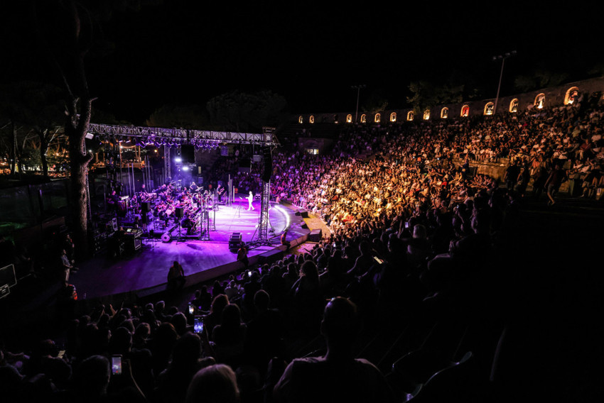 Türk müziğinin güçlü sesi Ebru Yaşar’dan senfonide çifte büyü! Ayvalık'ta unutulmaz konser, göz kamaştıran şıklık... - Resim : 4
