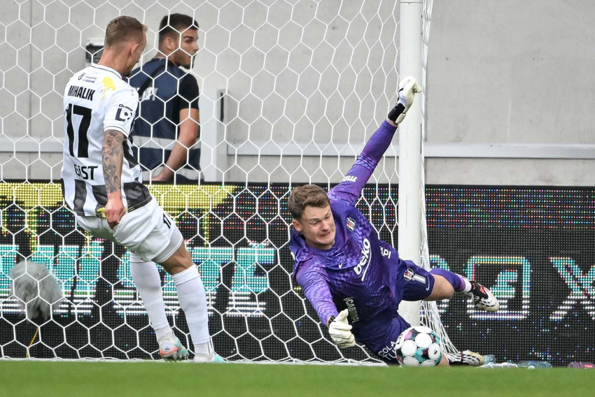 Kartal 10 kişiyle uçtu! Beşiktaş, Hradec Kralove'yi deplasmanda devirdi, avantajı kaptı - Resim : 3