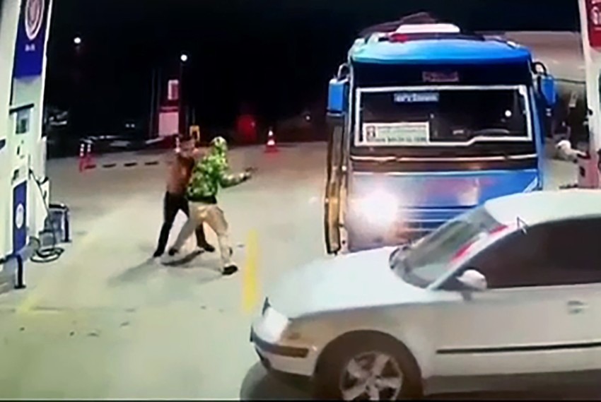 Yer: Adana... Dolmuş şoförlerinden otobüslere silahlı saldırı! Ortalık savaş alanına döndü - Resim : 1
