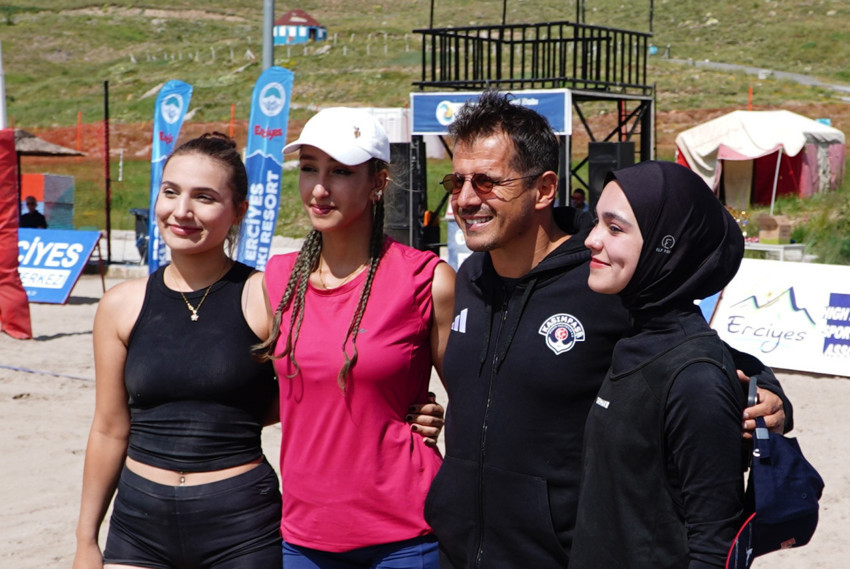 Erciyes’te 2 bin 200 metrede plaj voleybolu şöleni! 12 takım kıyasıya mücadele etti - Resim : 4