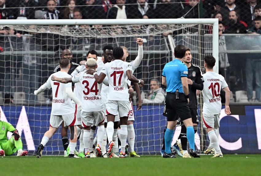 Galatasaray’dan derbi galibiyeti sonrası olay paylaşım! Beşiktaş’a Zeki Müren’li gönderme! “Her zaman her yerde en büyük Cimbom!” - Resim : 1