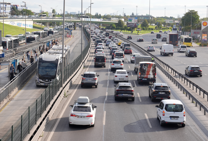 İstanbul'da haftanın ilk iş gününde trafik yoğunluğu yaşanıyor - Resim : 1