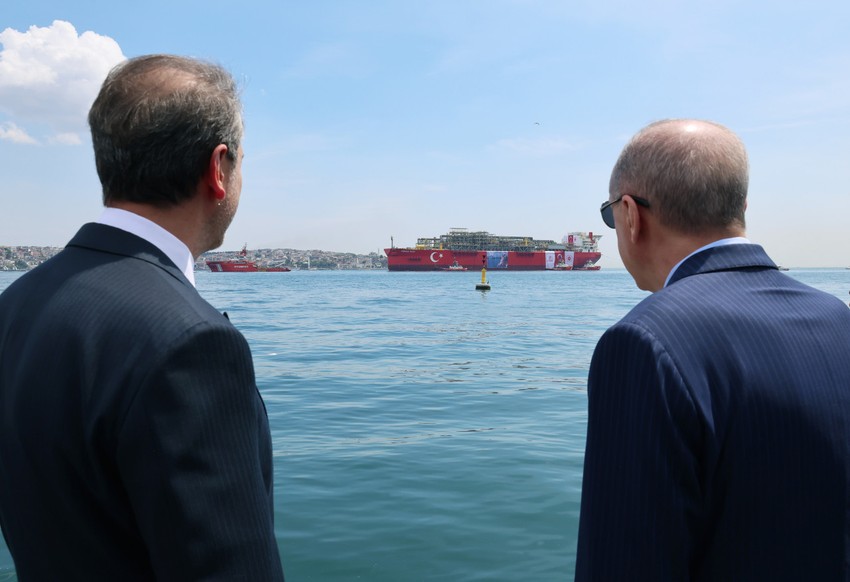 İstanbul Boğazı'nda tarihi an! Osman Gazi FPU geçiş yaptı! Erdoğan Osman Gazi'yi selamladı! - Resim : 2