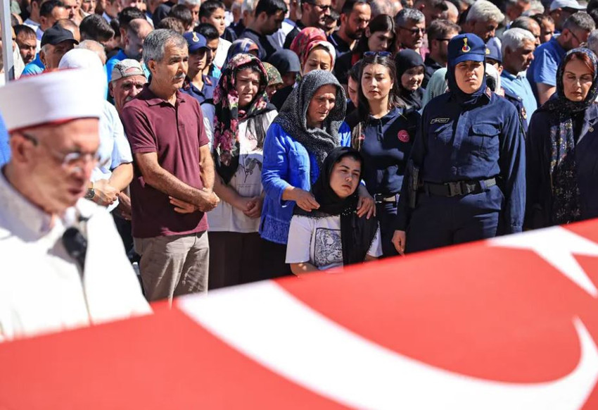 Feribot faciasında hayatını kaydedenler defnedildi! Yürek yakan kahramanlık: Tek can yeleği vardı, kızına verdi - Resim : 6