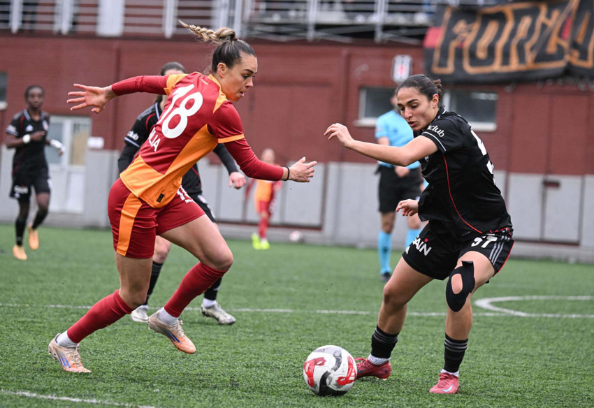 Kadın Futbol Süper Ligi’nde nefes kesen derbi! Galatasaray 3 farklı öne geçti, Beşiktaş 12 dakikada geri döndü - Resim : 1