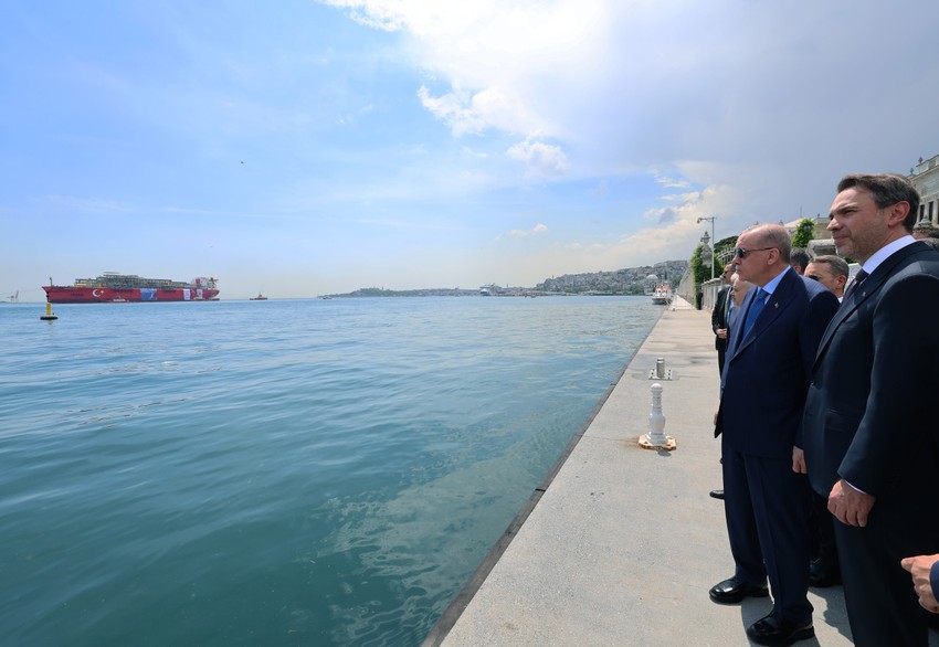 İstanbul Boğazı'nda tarihi an! Osman Gazi FPU geçiş yaptı! Erdoğan Osman Gazi'yi selamladı! - Resim : 1