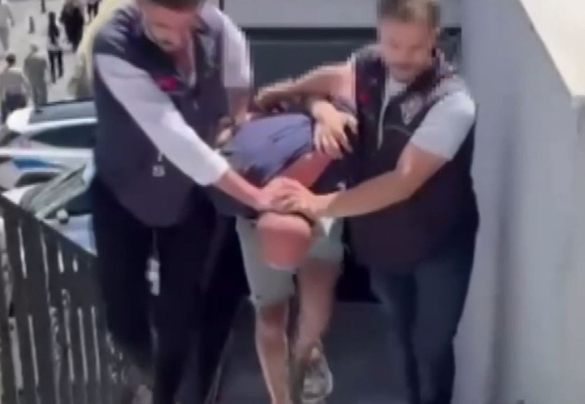 Ayasofya Camii'nde kundaklama girişimi: Bir kişi kitap yakarak halıyı tutuşturdu! O anlar kamerada - Resim : 2