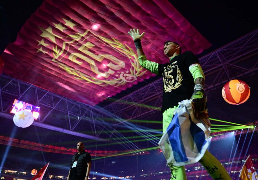 Galatasaraylı futbolculardan coşkulu şampiyonluk kutlaması - Resim : 34