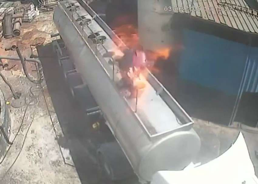 Ağzında sigara ile tanker kapağı açtı! Bomba gibi patladı! O anlar kamerada! - Resim : 2