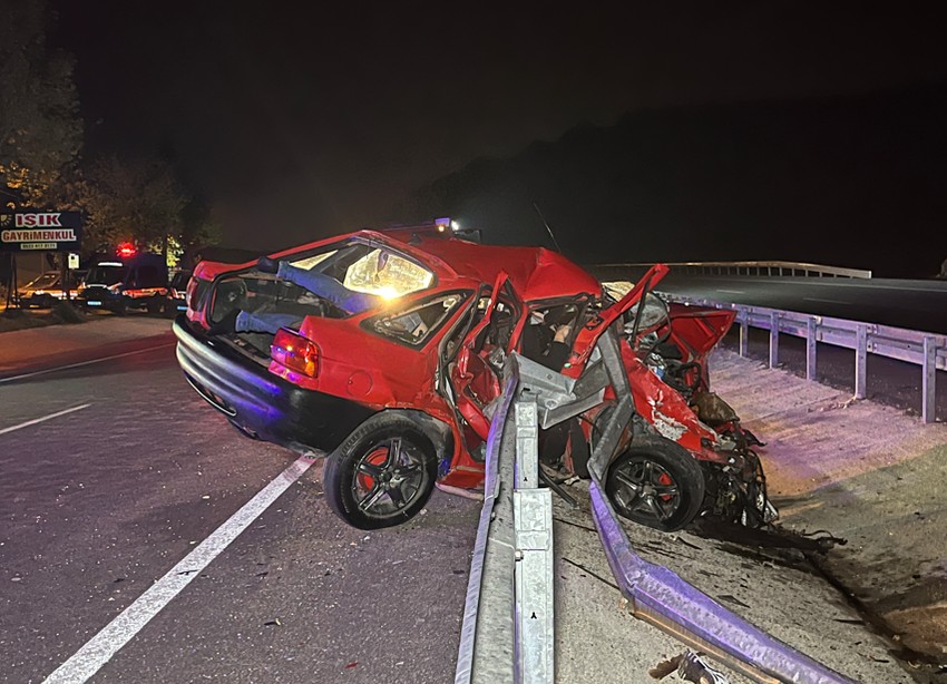 Kocaeli’de feci kaza: Otomobil bariyere çarptı; 2 ölü - Resim : 2