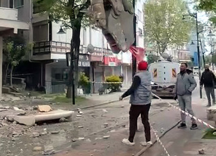 Avcılar'da duygulandıran hassasiyet: Türk bayrağını gördü yıkımı durdurdu - Resim : 2