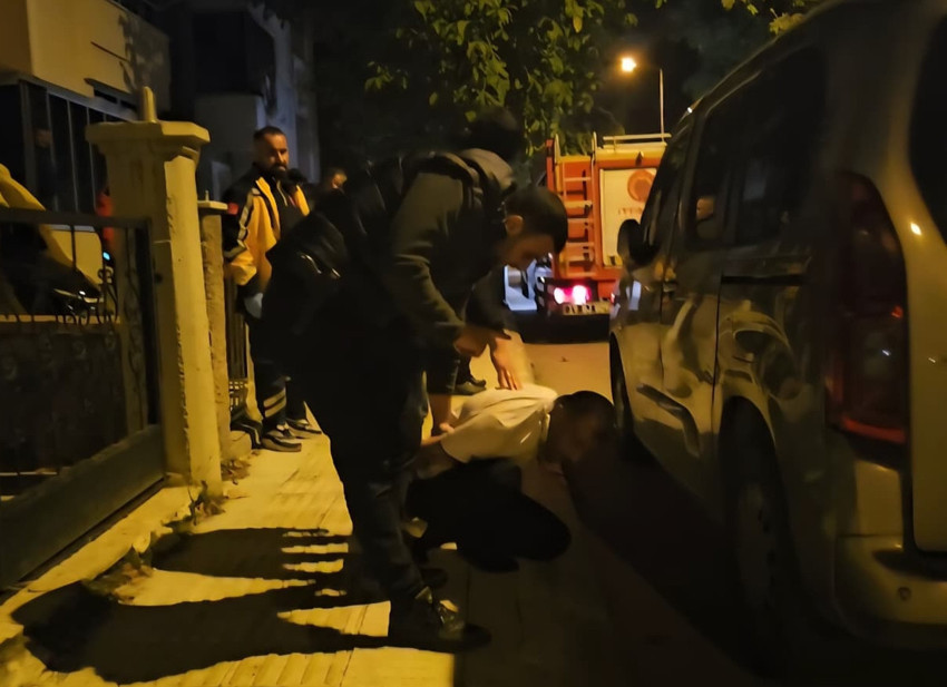 Akıllara durgunluk veren olay! Arkadaşını kılıçla rehin aldı - Resim : 2