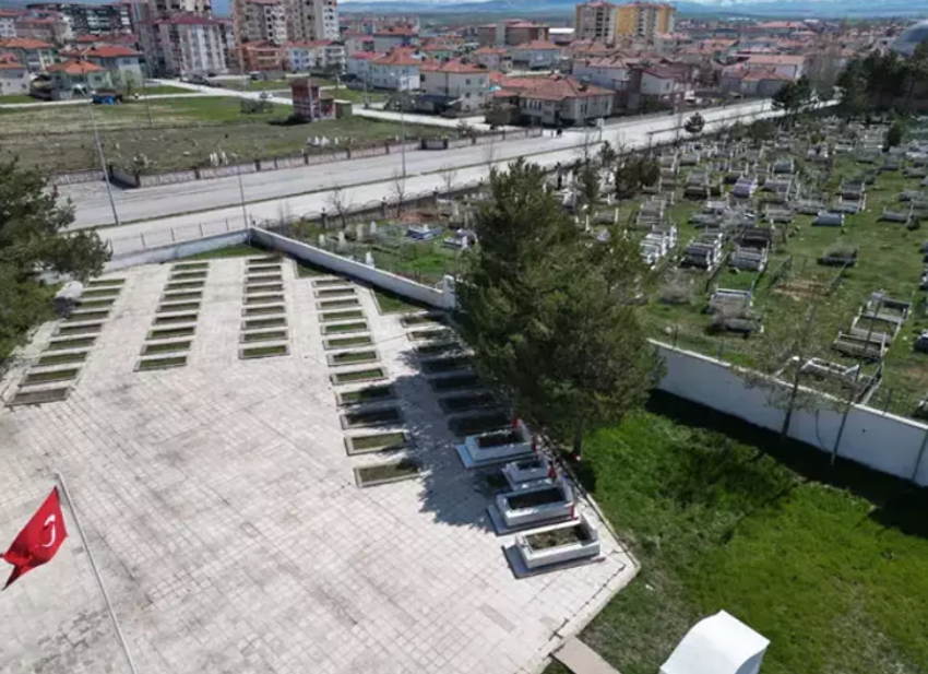 Mezarlıkta kıble karışıklığı! Şehitlik ile sivil mezarlar farklı yönde: O iddia sonrası bütün ilçe mezarlığa akın etti! - Resim : 3