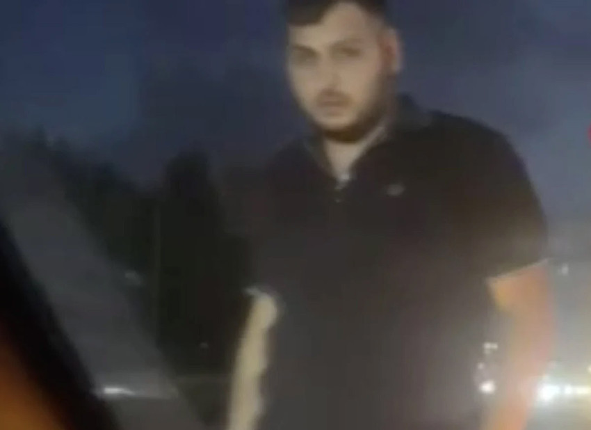 İstanbul'da trafikte korku dolu anlar: Taksi şoförü önünü kestiği otomobile saldırdı, o anlar kamerada - Resim : 2