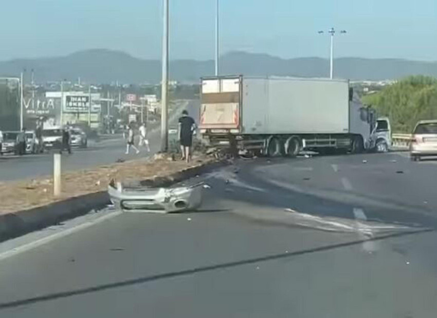 İzmir'de korkunç kaza! Karşı şeride geçen araç TIR'la kafa kafaya çarpıştı: Sürücü feci şekilde can verdi - Resim : 3