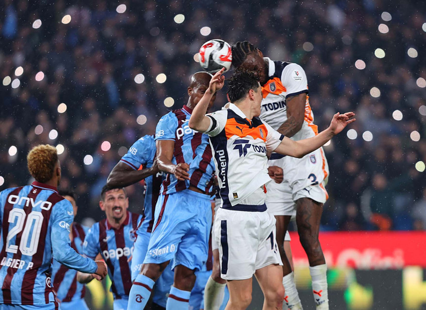Trabzonspor'a zirve yarışında Başakşehir darbesi! Son dakika golüyle yıkıldılar! - Resim : 1