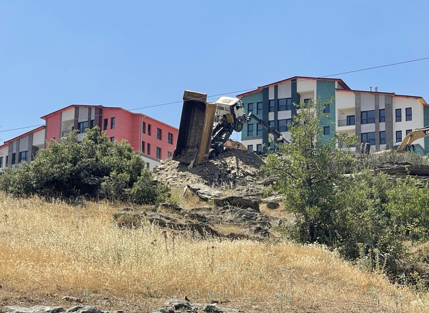 Hafriyat kamyonu havada asılı kaldı! Şoför aşağı atladı! - Resim : 4