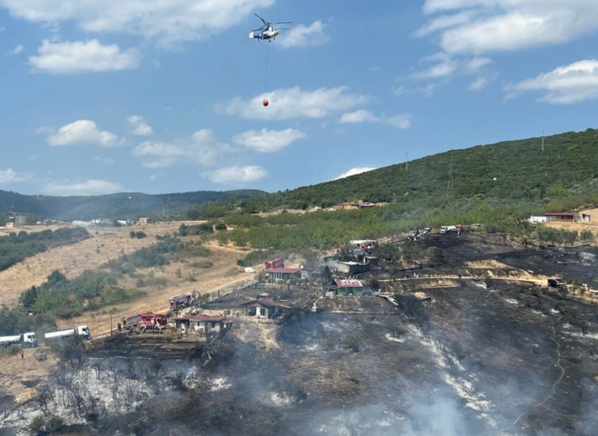 Rüzgarın etkisiyle alevler büyüdü! Kocaeli'de otluk alanda çıkan yangın evlere sıçradı - Resim : 3