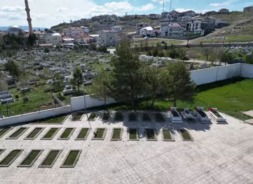 Mezarlıkta kıble karışıklığı! Şehitlik ile sivil mezarlar farklı yönde: O iddia sonrası bütün ilçe mezarlığa akın etti! - Resim : 1