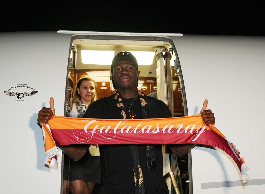 Galatasaray’ın yeni yıldızı Singo İstanbul’da! Tavsiye aldığı iki eski Galatasaraylıyı açıkladı - Resim : 1