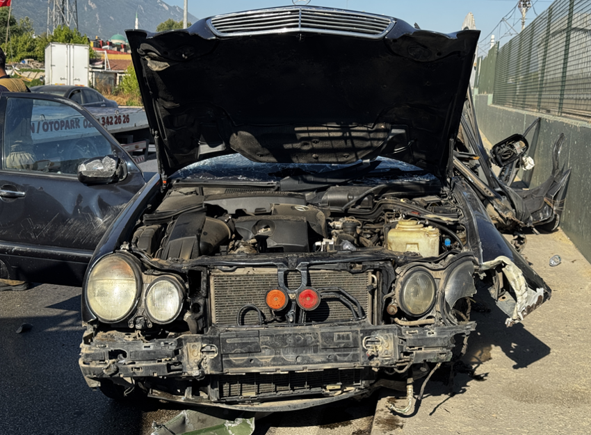 Bursa'da feci kaza! Bariyere saplanan araçtaki 2 kişi ağır yaralandı - Resim : 1