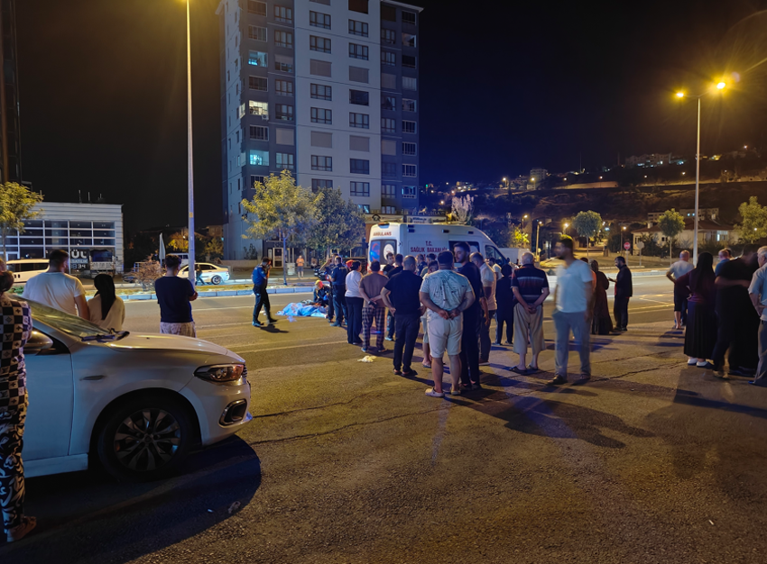 Kayseri’de feci kaza: Yolun karşısına geçen yayaya peş peşe 2 otomobil çarptı! - Resim : 1