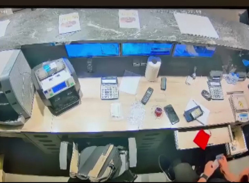 Fatih'te filmleri aratmayan hırsızlık: 12 milyon lira değerinde altın çaldı! Kuyumcu neye uğradığını şaşırdı: Hırsız en yakınındaki kişi çıktı - Resim : 2