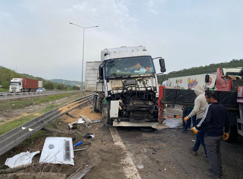 TEM’de buğday yüklü tır devrildi! İstanbul istikametinde trafik uzun süre aksadı - Resim : 1