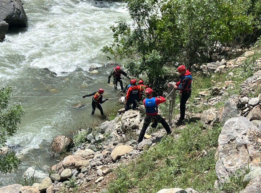 Derede kaybolan genç bugün de aranıyor! Çalışmalara JÖAK'da katıldı - Resim : 1