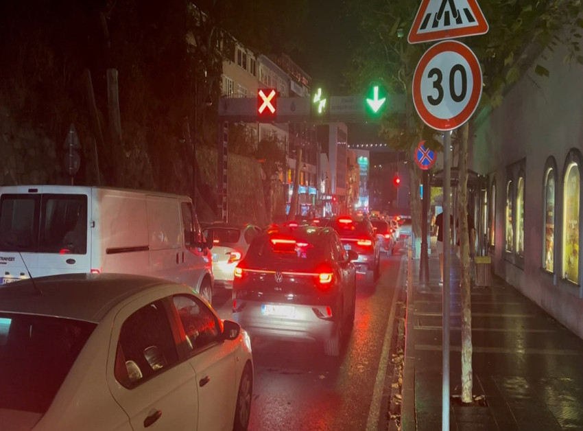 İstanbul'da gece saatlerinde sağanak yağış ve fırtına etkili oldu! - Resim : 3