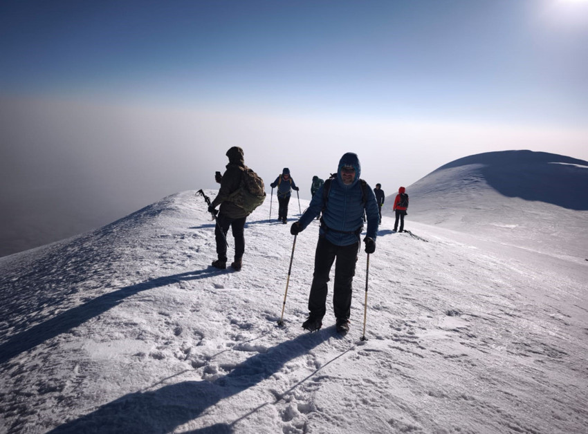 Kavurucu sıcaklarda içinizi ferahlatacak haber! Dondurucu soğukta Ağrı Dağı’nın zirvesine ulaştılar - Resim : 2
