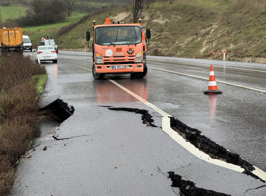 Balıkesir'de sağanak nedeniyle kara yolu çöktü! - Resim : 1