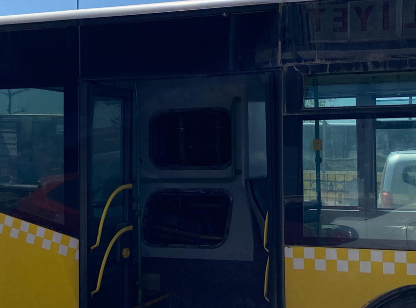 Kadıköy’de İETT otobüsünün motor kısmında yangın çıktı - Resim : 1