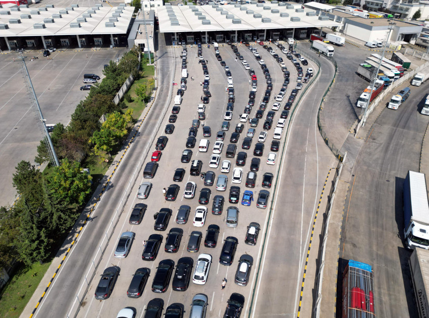 Kapıkule'deki yoğunluk oranı düştü! Araçlar 39 dakikada çıkabiliyor - Resim : 3