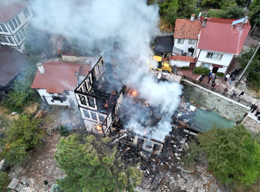 İlçenin simge yapılarından biriydi: Tarihi konak alev alev yandı - Resim : 3