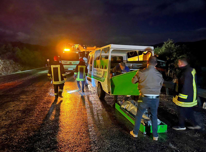 Konya'da feci kaza! Kamyon devrildi: 2 ölü, 1 yaralı - Resim : 1