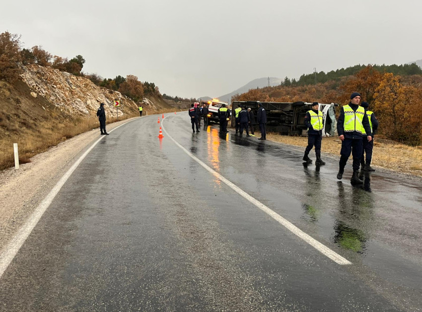 Okul servisi devrildi; Çok sayıda yaralı var - Resim : 2